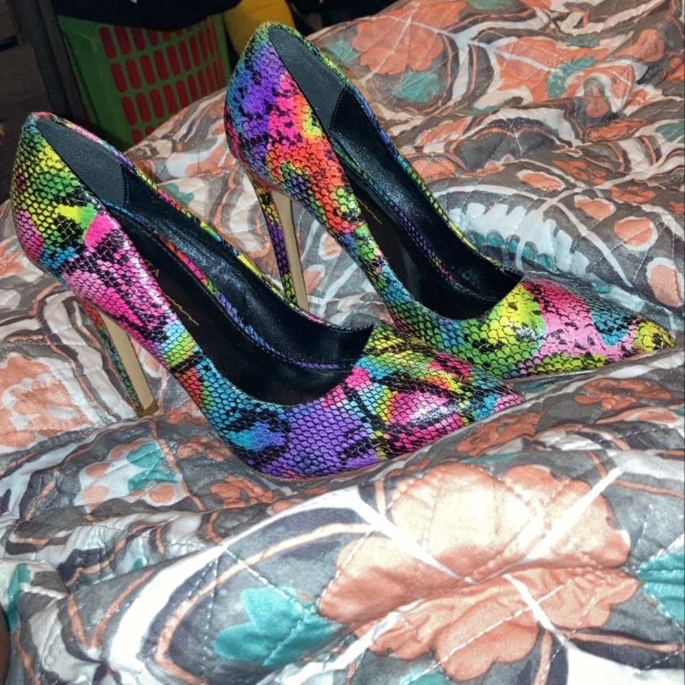 closed point toed high heel